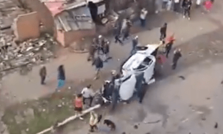 Carro despencou de ponte após caminhão-cegonha tombar
