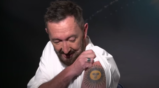 Ator britânico Ralph Ineson mostra tatuagem em homenagem a Marcelo Bielsa