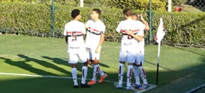 Jogadores do São Paulo comemoram gol no Brasileirão Sub-20