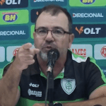 Enderson se revolta contra arbitragem após derrota do América: 'Fomos roubados'