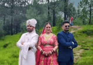 As fotos do evento, nas quais os irmãos aparecem ao lado da esposa, viralizaram nas redes sociais