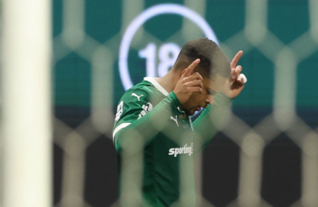Vitor Roque comemora gol pelo Palmeiras no Brasileirão de 2025