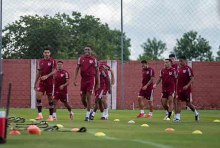 Jogadores do CRB em treino no CT Ninho do Galo antes de jogo da Série B 2025