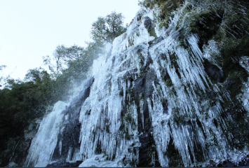 Cidade na serra catarinense possui uma queda d’água de 13 metros que congela nos dias mais frios do inverno