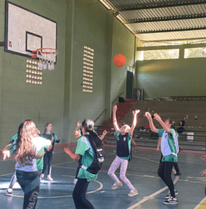 Crianças jogando basquete