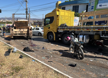 Dois caminhões, cinco carros e três motos se envolveram no grave acidente