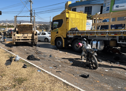 Dois caminhões, cinco carros e três motos se envolveram no grave acidente