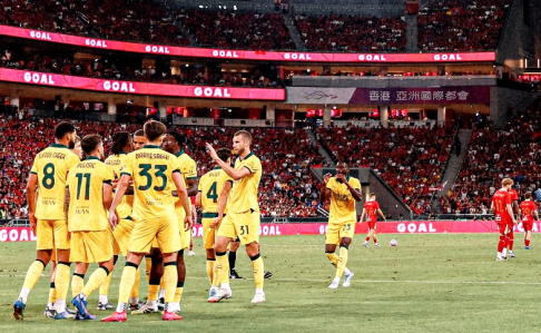 Jogadores do Milan comemoram gol em vitória sobre o Liverpool em amistoso em Hong Kong, em 26 de julho de 2025
