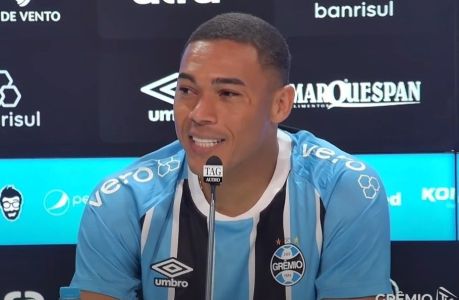 Carlos Vinícius foi apresentado pelo Grêmio nesta segunda-feira (28)