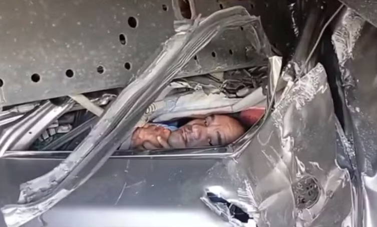Carro é esmagado em acidente e família sobrevive por um triz