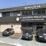 Mulher morre ao cair de moto pilotada por condutor sem CNH e ser atropelada por caminhão