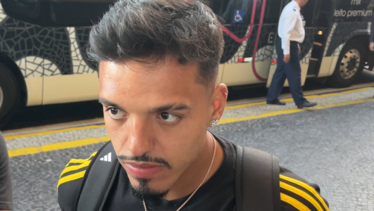 Gabriel Menino, volante do Atlético, na chegada ao hotel onde a delegação alvinegra ficará hospedada, no Rio de janeiro