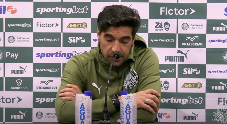 Triste, Abel detona arbitragem de clássico entre Palmeiras e Corinthians