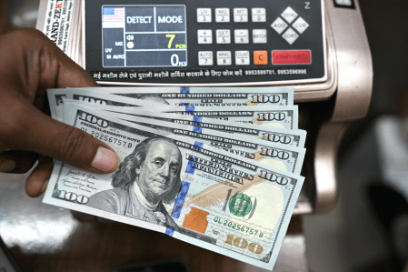Dólar iniciou quinta-feira (31) com volatilidade