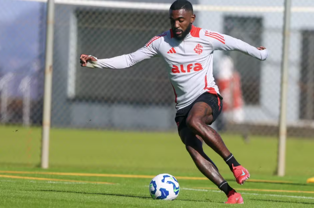 Inter encaminha saída do lateral-esquerdo Ramon para o Vitória