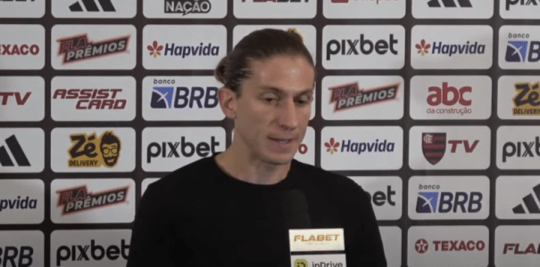 Filipe Luís, do Flamengo, em ação na derrota para o Atlético