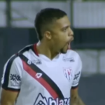 Jogador emprestado pelo Atlético faz fila e marca golaço em ex-clube pela Série B