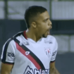 Jogador emprestado pelo Atlético faz fila e marca golaço em ex-clube pela Série B