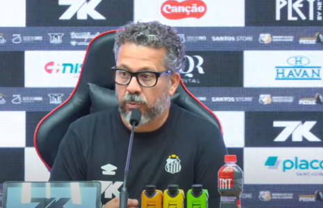 Cléber Xavier ganhou um respiro após a vitória do Santos contra o Juventude