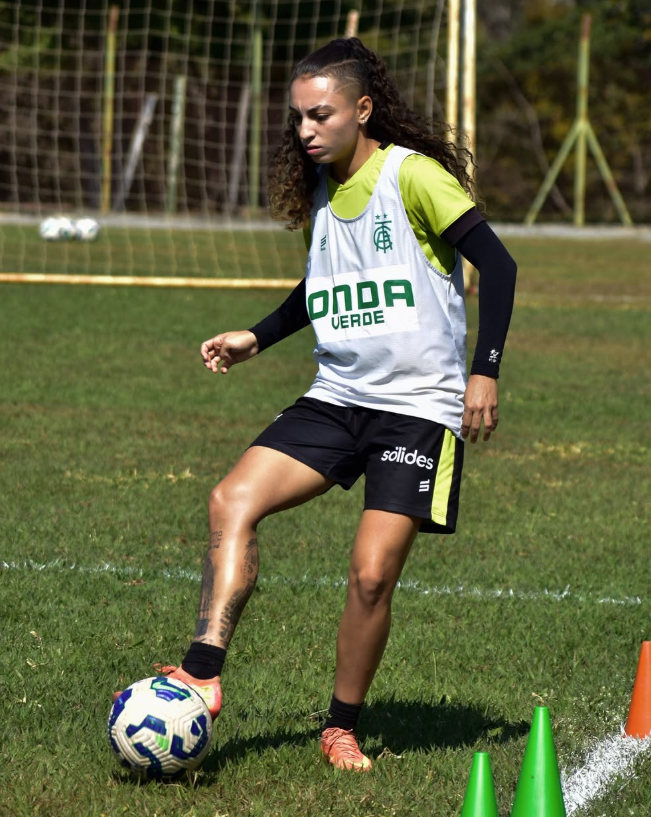 Jogadora do América projeta jogo decisivo contra o Santos e revela meta para 2025