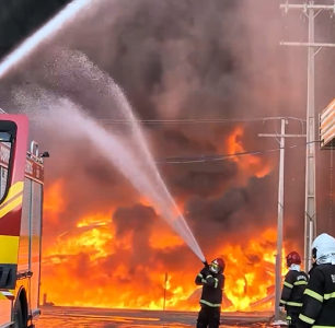 Incêndio de grandes proporções atingiu duas empresas, Effa Motors e Valfilm