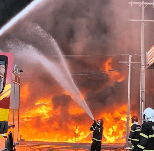Incêndio de grandes proporções atingiu duas empresas, Effa Motors e Valfilm
