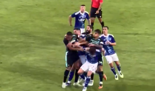 Jogadores de Real Betis e Como trocam socos em amistoso de pré-temporada; veja