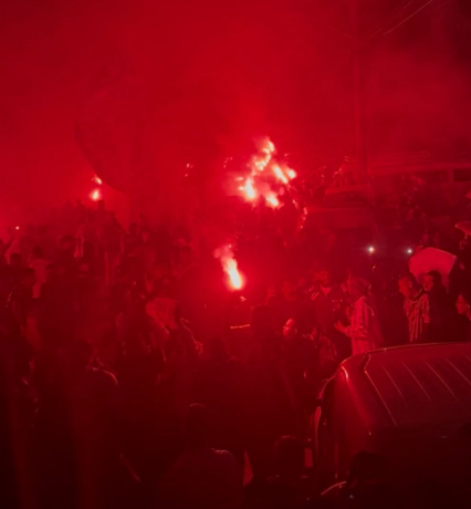 Jogadores do Corinthians reagem à festa da torcida antes de Dérbi