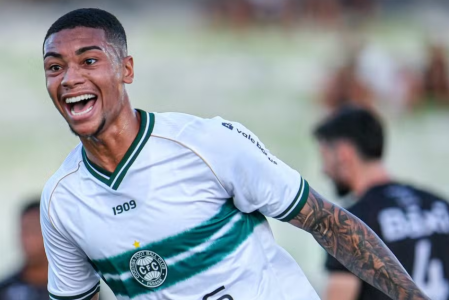 Éberth jogou 12 partidas (uma na atual temporada) pelo Coritiba e marcou 2 gols