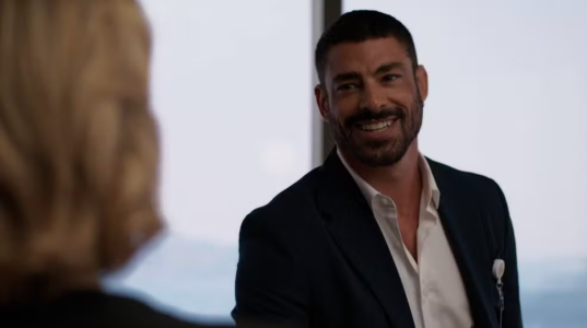 Odete Roitman e César passam a noite juntos
