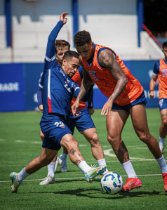 Elenco do Fortaleza durante treino