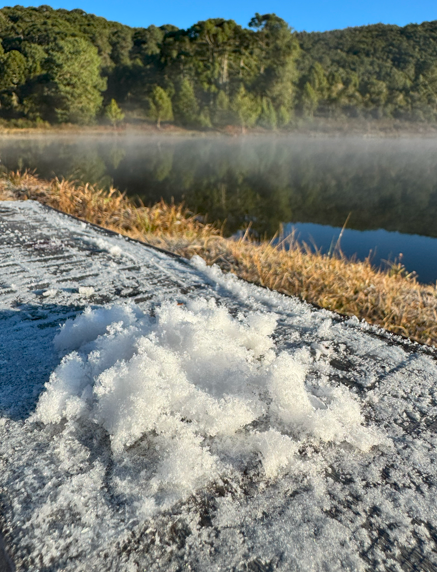 Famoso vilarejo no Sul de Minas registra temperatura negativa e geada intensa