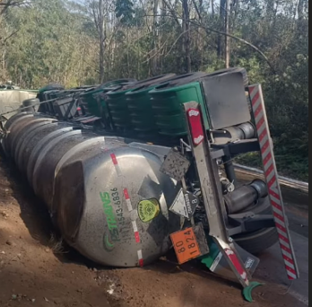 Acidente na BR-356 derrama soda cáustica e ameaça rio em Mariana