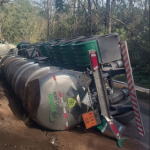 Acidente na BR-356 derrama soda cáustica e ameaça rio em Mariana
