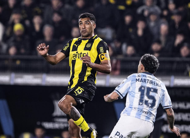 Ex-Atlético marca no fim, Peñarol vence Racing e abre vantagem na Libertadores
