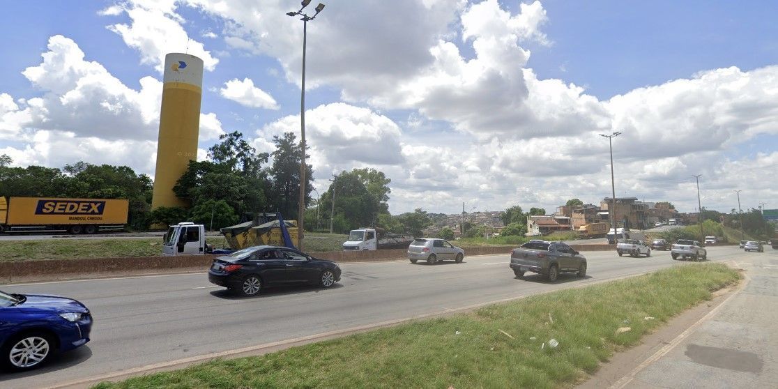 Caminhão dos Correios derruba poste que cai sobre carro no Anel Rodoviário, em BH