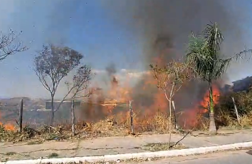 Bombeiros combatem incêndio no Parque Estadual Serra Verde em Belo Horizonte