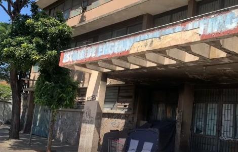Estrutura histórica reúne vidraças quebradas, muros pichados e virou abrigo improvisado no Centro de Belo Horizonte