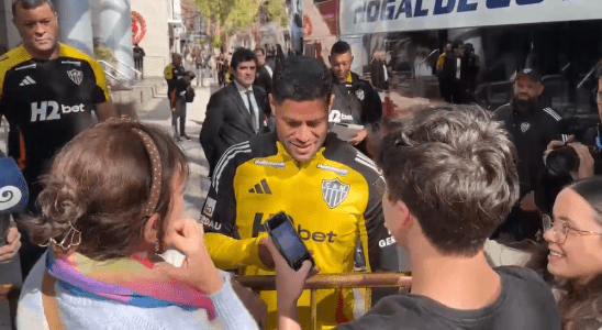 Hulk, do Atlético, atende torcedores argentinos na saída do hotel em Mendoza, na Argentina