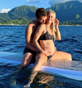 Surfista Tati Weston-Webb anuncia gravidez