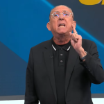 Galvão Bueno reage a atraso de Inter x Flamengo e manda recado ao árbitro