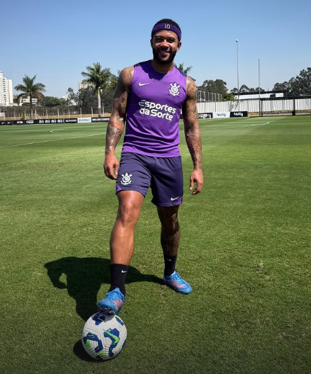 Retorno próximo? Memphis Depay evolui em recuperação no Corinthians