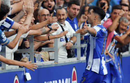 Borja comemora um dos gols na goleada do Porto sobre o Casa Pia