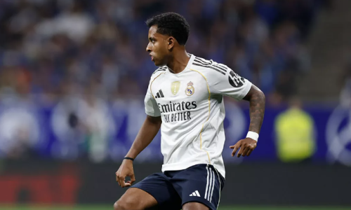 Rodrygo em ação pelo Real Madrid contra o Real Oviedo nesse domingo (24)
