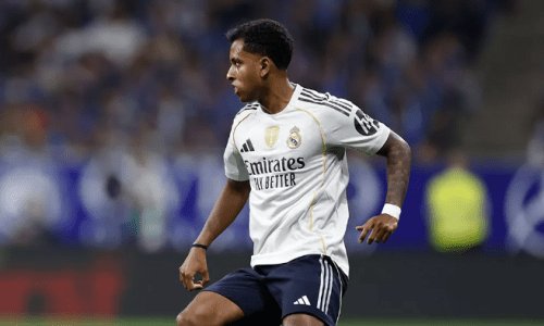 Rodrygo em ação pelo Real Madrid contra o Real Oviedo nesse domingo (24)