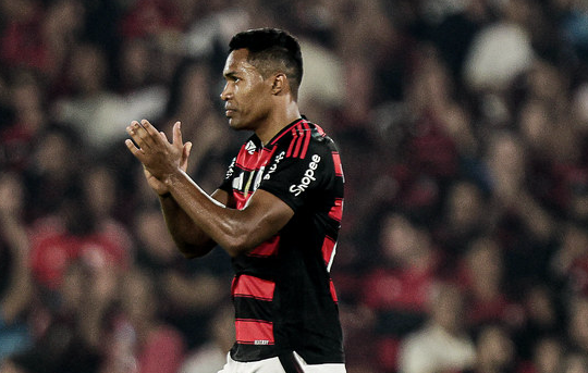 Flamengo x Vitória: clube atualiza situação de Alex Sandro, substituído no primeiro tempo