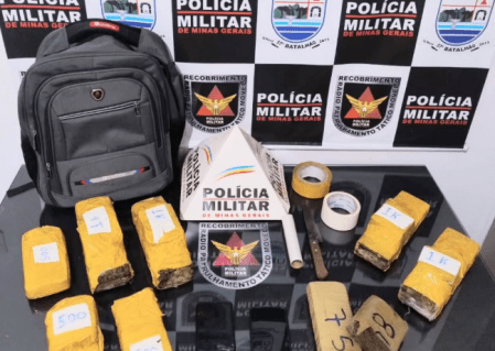 Drogas e itens utilizados para o tráfico foram apreendidos.