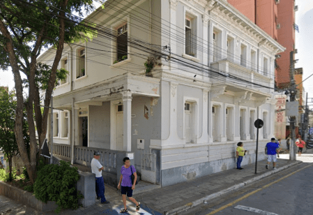 A exposição acontece na Praça Pelé, 45 - Centro.