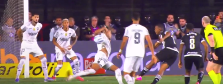 Momento em que a bola toca na mão de Marlon Freitas, do Botafogo