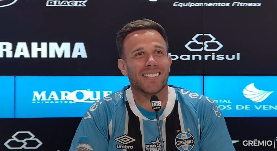 Arthur é apresentado no Grêmio e celebra retorno: 'Clube do coração'